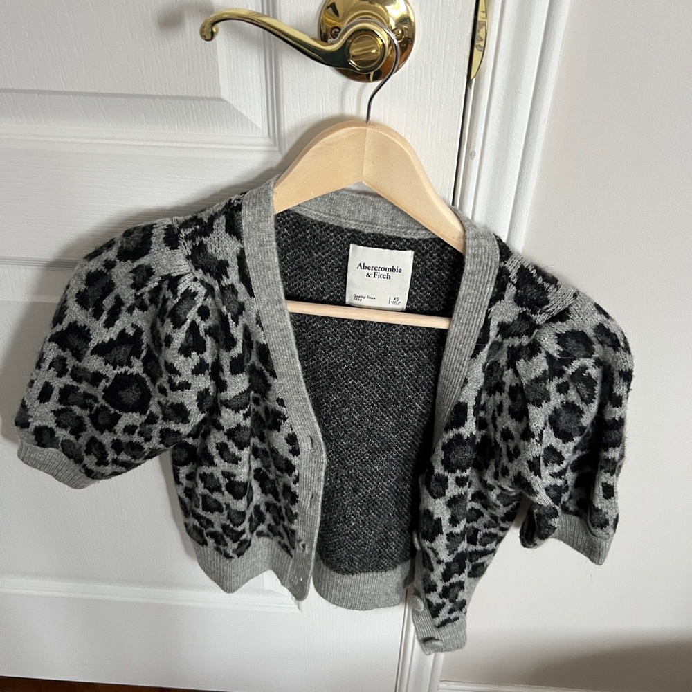 Beautiful leopard print vest with short sleeves Abercrombie